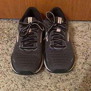 Brooks ghost 13 tennis shoes.